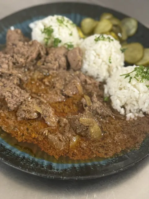 Dusené mäso na cibuľke s ryžou a kyslými uhorkami