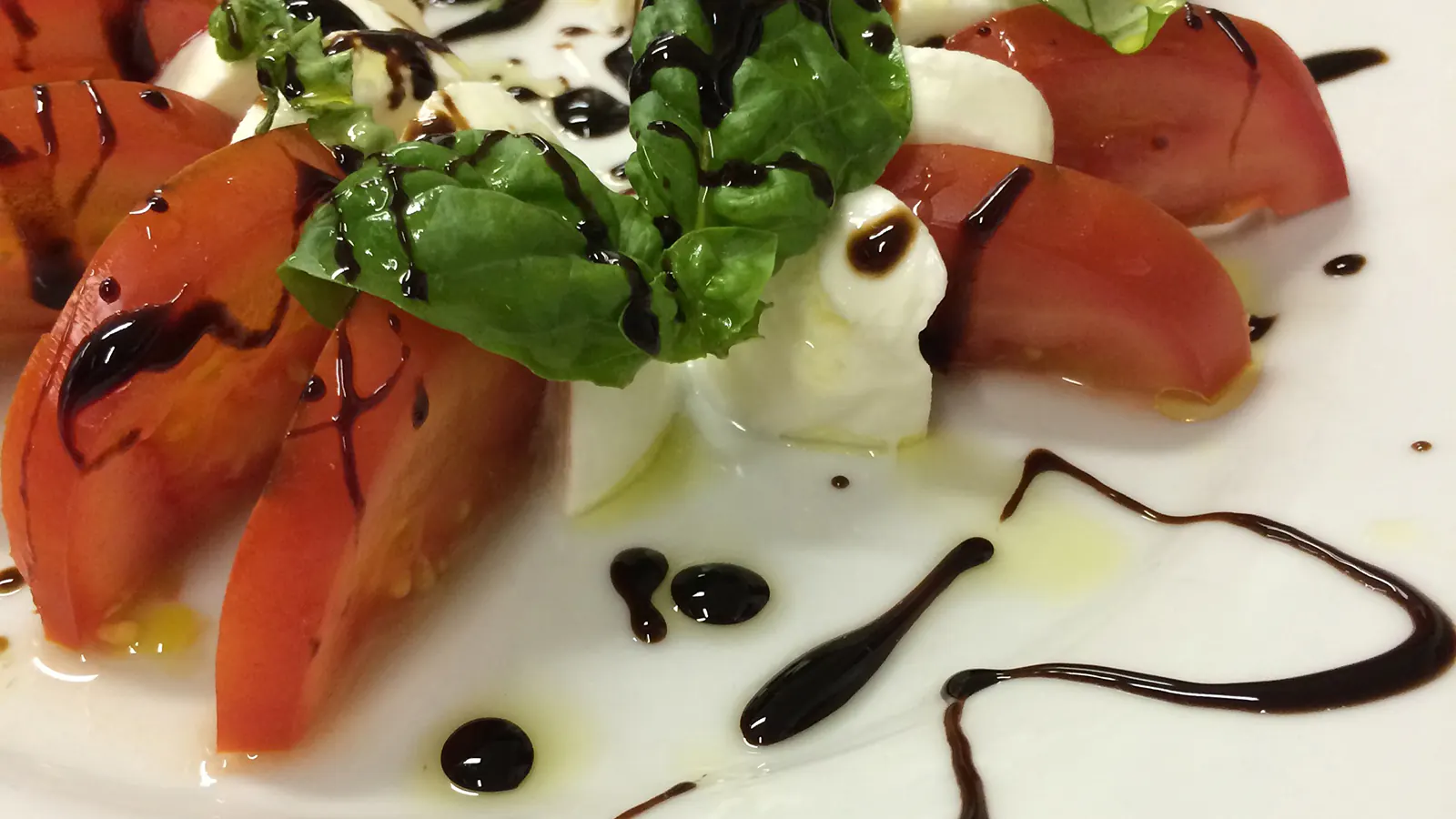 Paradajky s mozzarellou a bazalkou