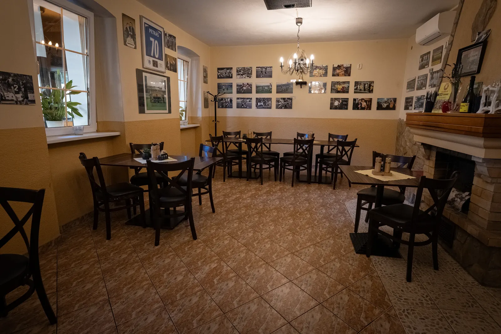 Salónik s historickými fotografiami na stenách